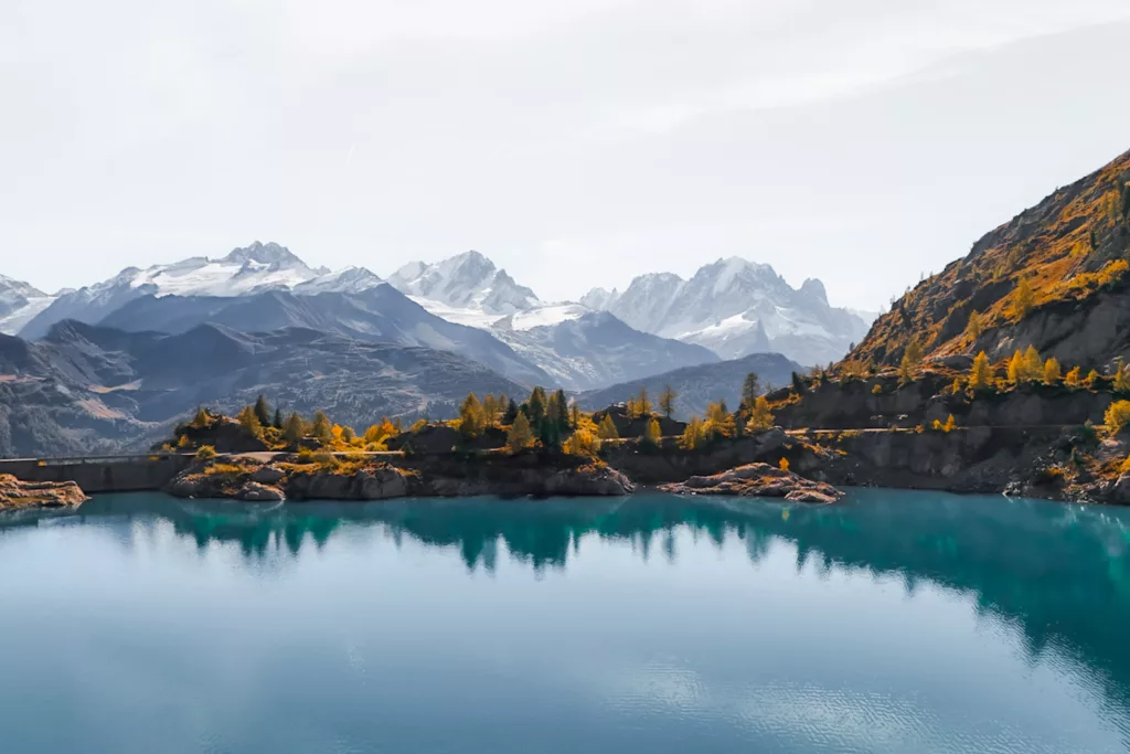 Le massif du Mont Blanc vu depuis le lac d'Emosson en Suisse proche de Martigny en automne.