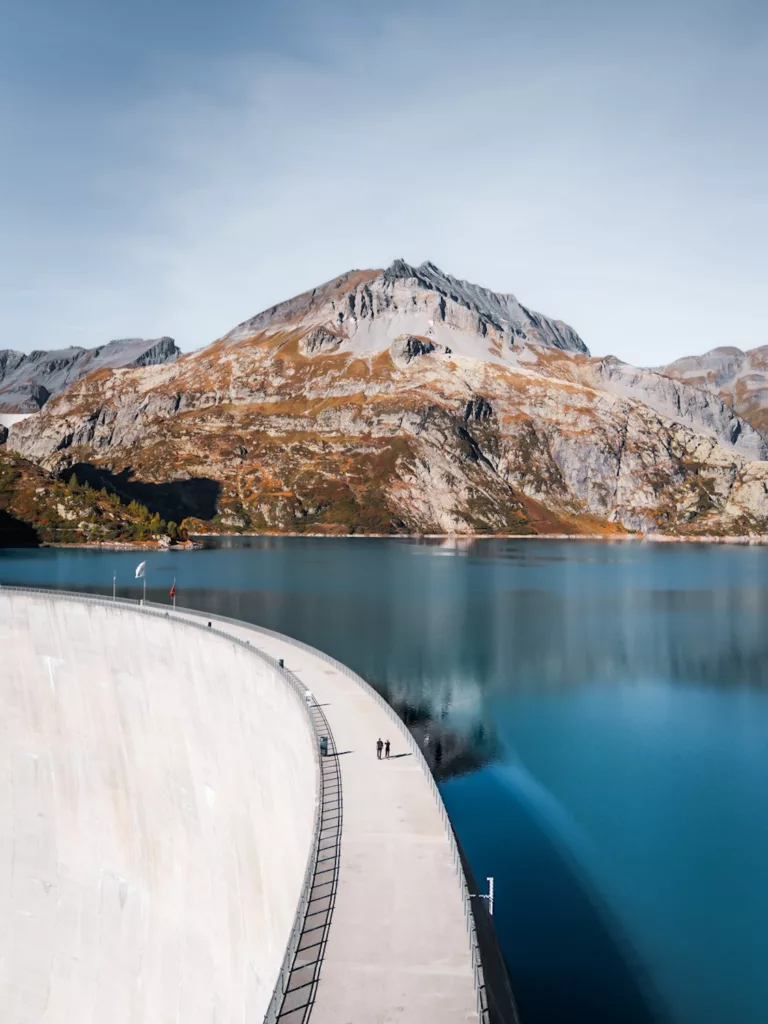 lac d'Emosson vu du ciel : les montagnes impresionnantes du Valais près de Martigny.