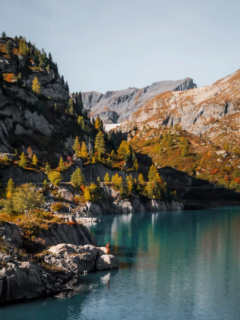 Lac d'Emosson avec les belles couleurs d'Automne à Martigny dans le Valais.