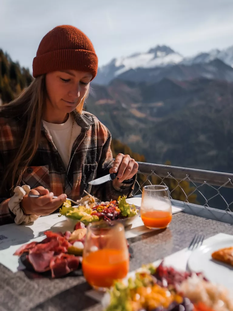 Restaurant du barrage d'Emosson, vue sur le Mont Blanc, terrasse panoramique ensoleillée.