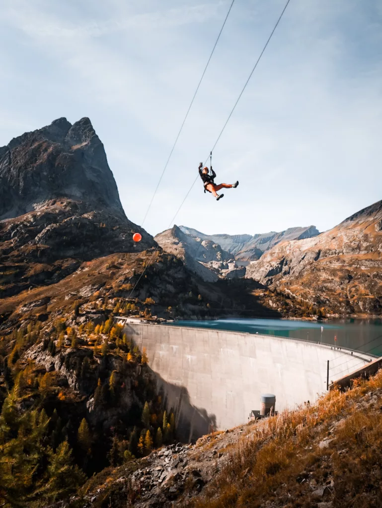 Tyrolienne Emossionelle au barrage d'Emosson près de Martigny et Chamonix en Suisse. Sensations fortes !