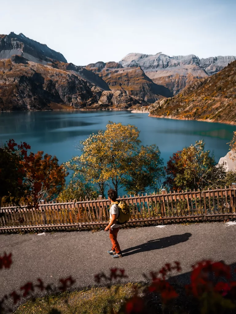 Randonneur devant le lac d'Emosson dans la région de Martigny à la frontière française.