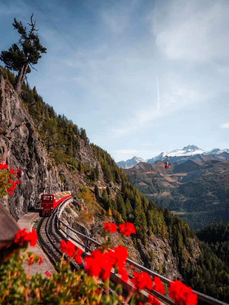 Train panoramique pour montrer au barrage d'Emosson proche de Chamonix et Martigny dans le Valais en Suisse.