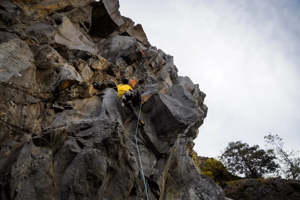 Grimper à Martigny : site d'escalade de Dorénaz, secteur Arête des comiques et Dalle du Vaudois. Grimpeuse dans la voie Azid.