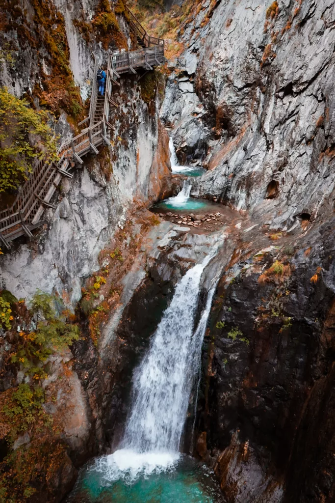 Gorges de Durnand : parmi les plus belles gorges de Suisse, visiter les gorges de Durnand à côté de Martigny dans le Valais ; Infos pratiques et recommandations.