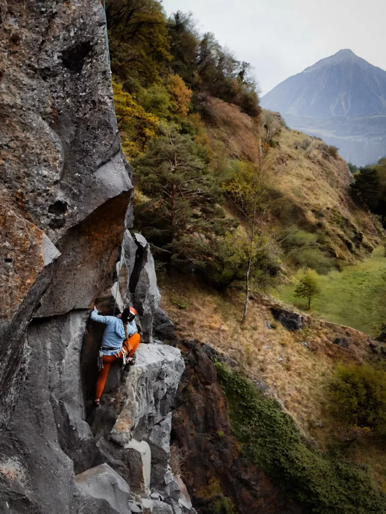 Grimper à Martigny : site d'escalade de Dorénaz, secteur Arête des comiques et Dalle du Vaudois. Grimpeuse dans la voie Khaled.