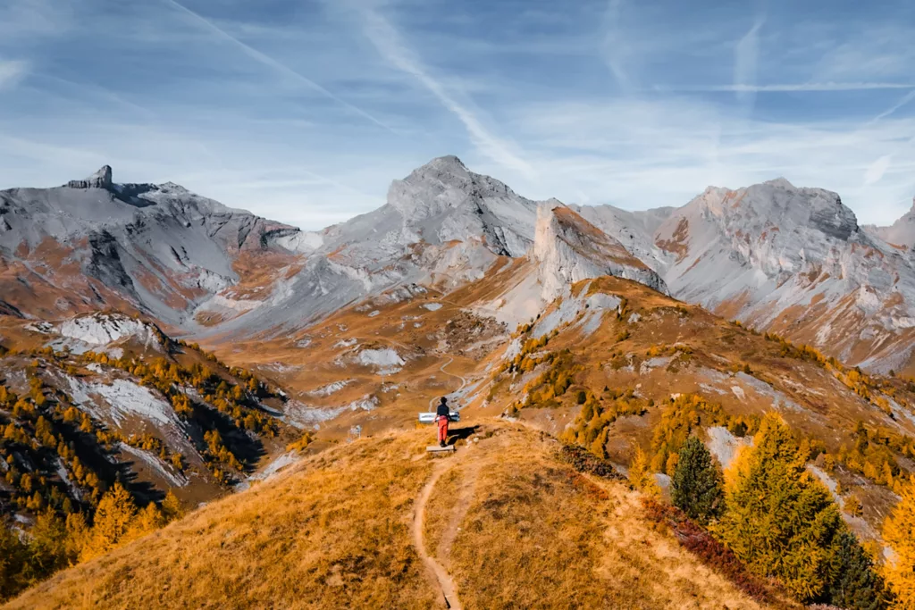 Randonnée à la Seya depuis le télésiège des Jorasses à Ovronnaz dans la région de Martigny dans le Valais en Suisse. Itinéraire de randonnée à faire en auomne pour profiter des couleurs des mélèzes.