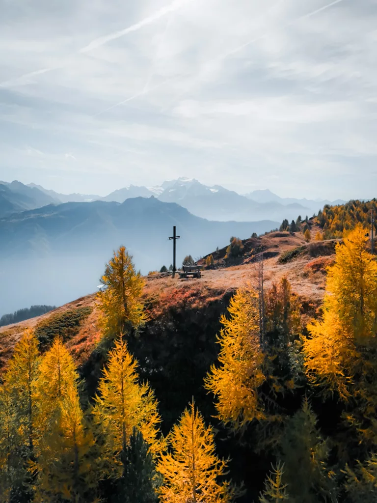 Randonnée à la Seya depuis le télésiège des Jorasses à Ovronnaz dans la région de Martigny dans le Valais en Suisse. Itinéraire de randonnée à faire en auomne pour profiter des couleurs des mélèzes.