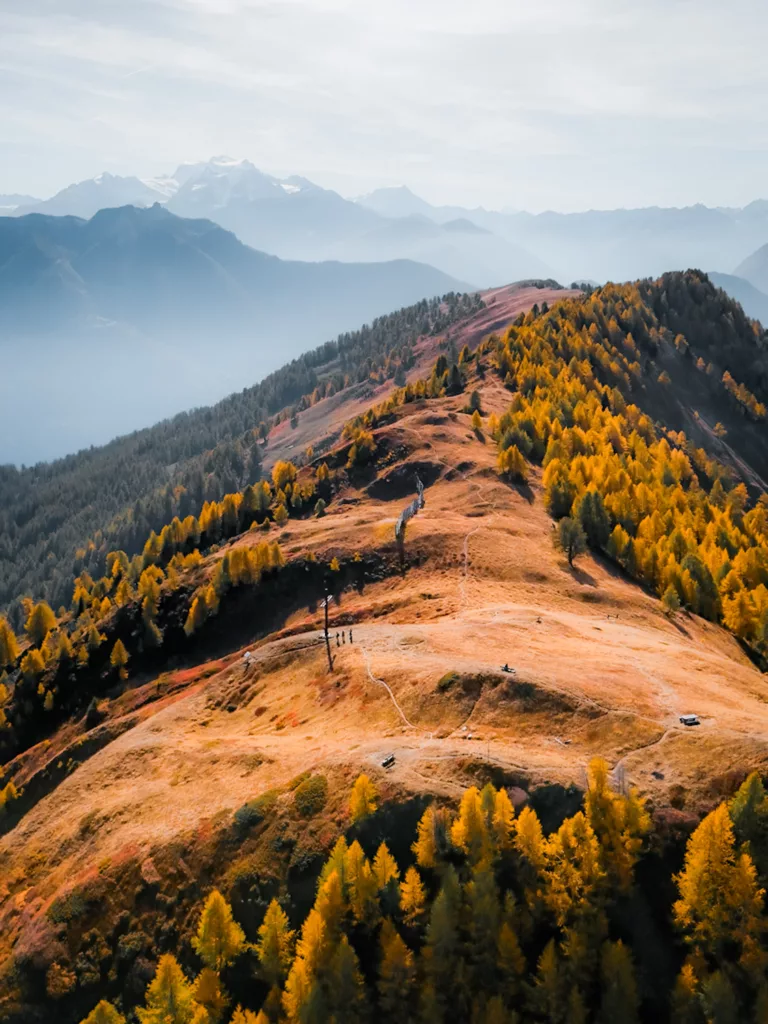 Randonnée à la Seya depuis le télésiège des Jorasses à Ovronnaz dans la région de Martigny dans le Valais en Suisse. Itinéraire de randonnée à faire en auomne pour profiter des couleurs des mélèzes.