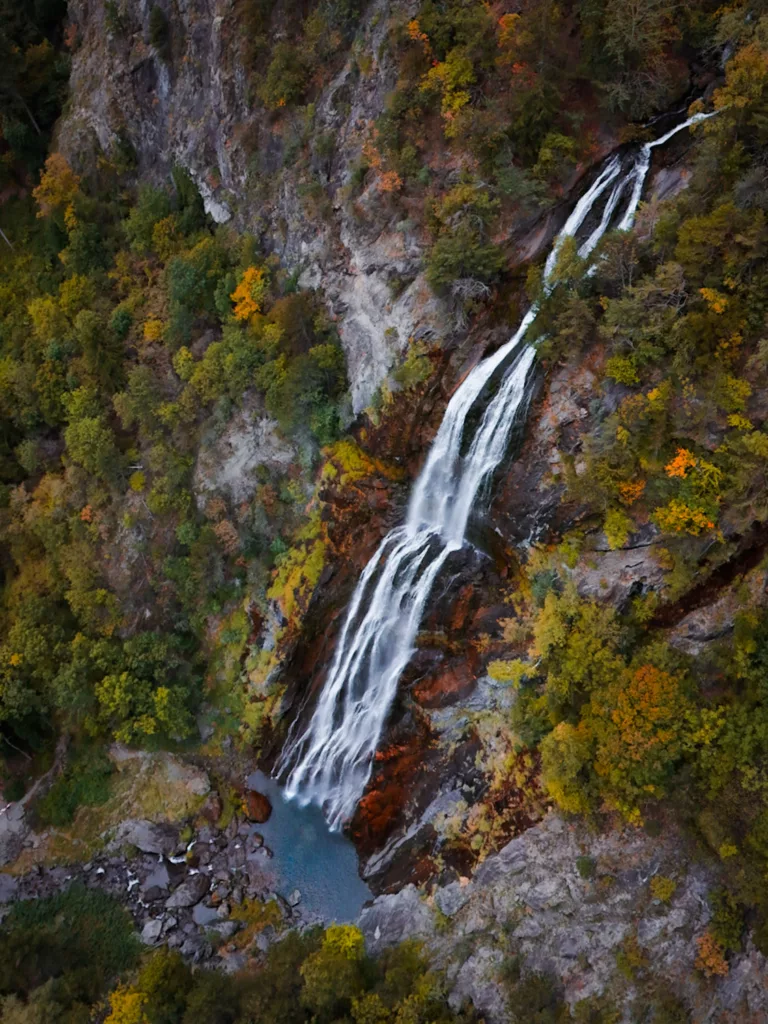 Cascade de la Pissevache dans la région de Martigny. Impressionante cascade à décuvrir dans le Valais près de Martigny.