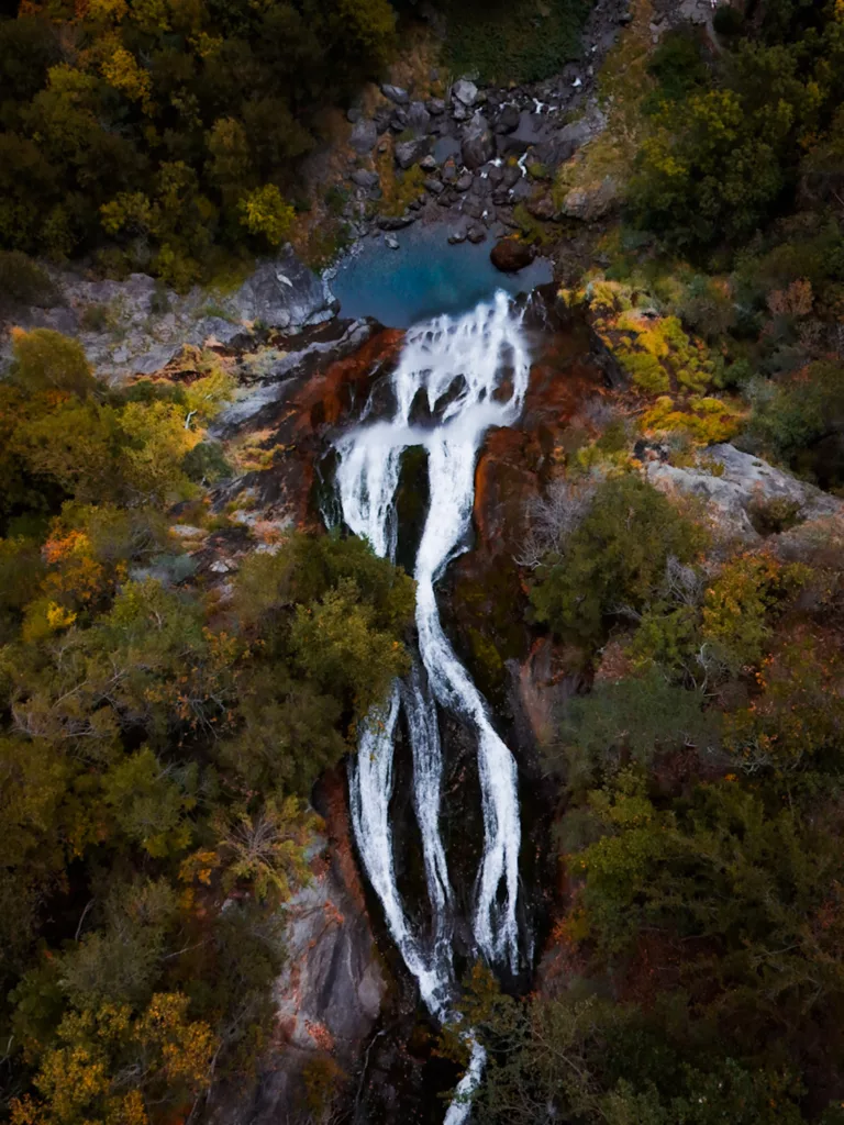 Cascade de la Pissevache dans la région de Martigny. Impressionante cascade à décuvrir dans le Valais près de Martigny.