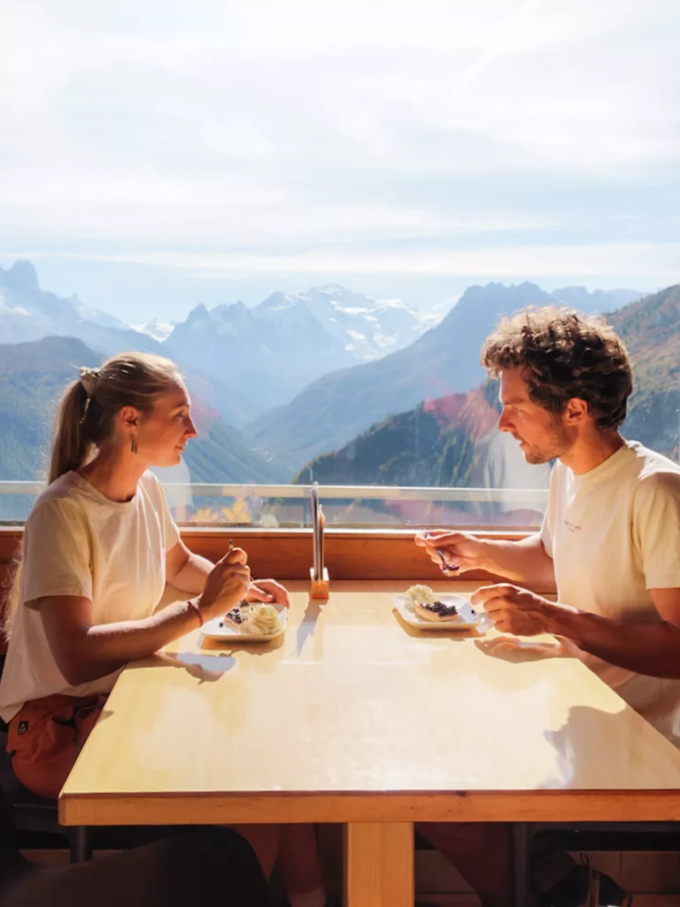 Restaurant du barrage d'Emosson, vue sur le Mont Blanc, terrasse panoramique ensoleillée.